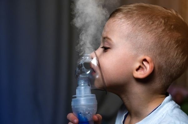 Bronquiolite: o que é, causas, sintomas, tratamento e prevenção criança fazendo inalação
