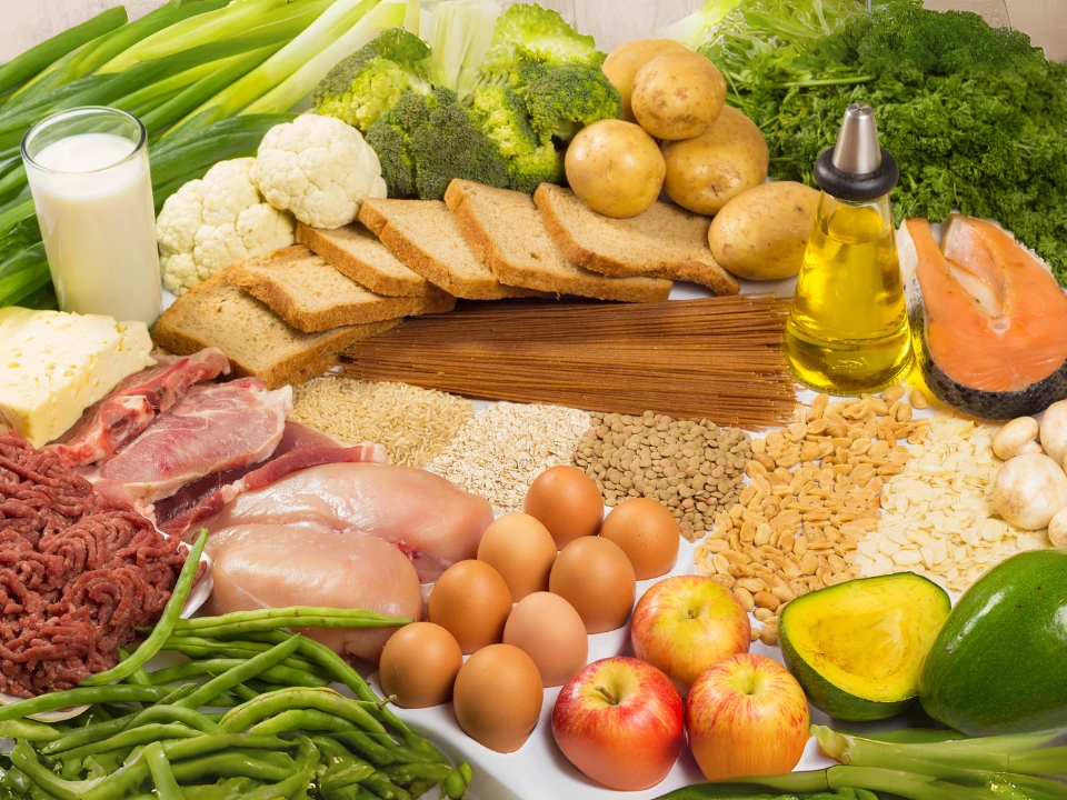A importância dos macronutrientes para o corpo humano ovos, leite, carne, pão e grão. alimentos ricos em macronutrientes