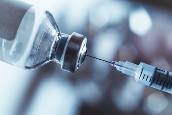 Prevenção da bronquiolite em bebês ganha reforço com vacina para gestantes e anticorpo aprovado pela Anvisa um frasco de vacina com uma seringa na prevenção da bronquiolite