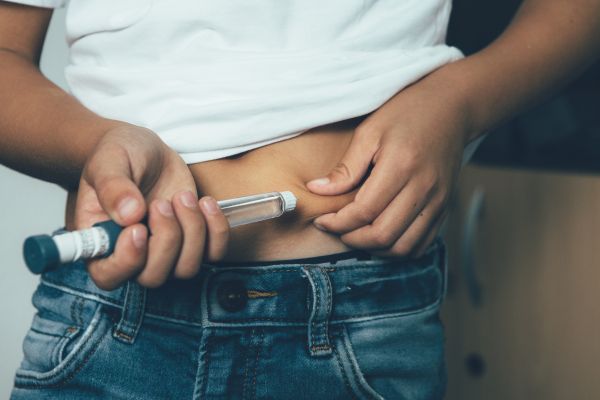 A importância do rodízio na aplicação da insulina pessoa aplicando insulina