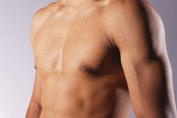 Homens também podem ter Câncer de Mama: entenda os sintomas, riscos e tratamentos homem sem camisa