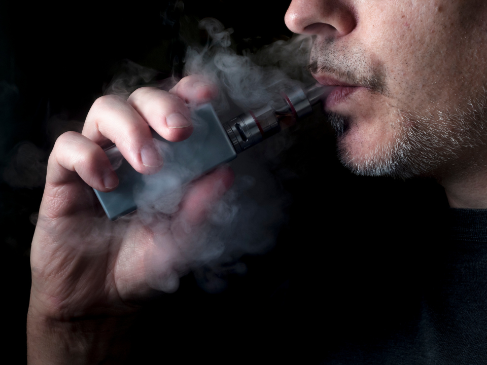 Pulmão de pipoca: a doença pulmonar rara que acende alerta sobre o uso de vapes cigarro eletrônico ou vape para demonstrar o risco do pulmão de pipoca
